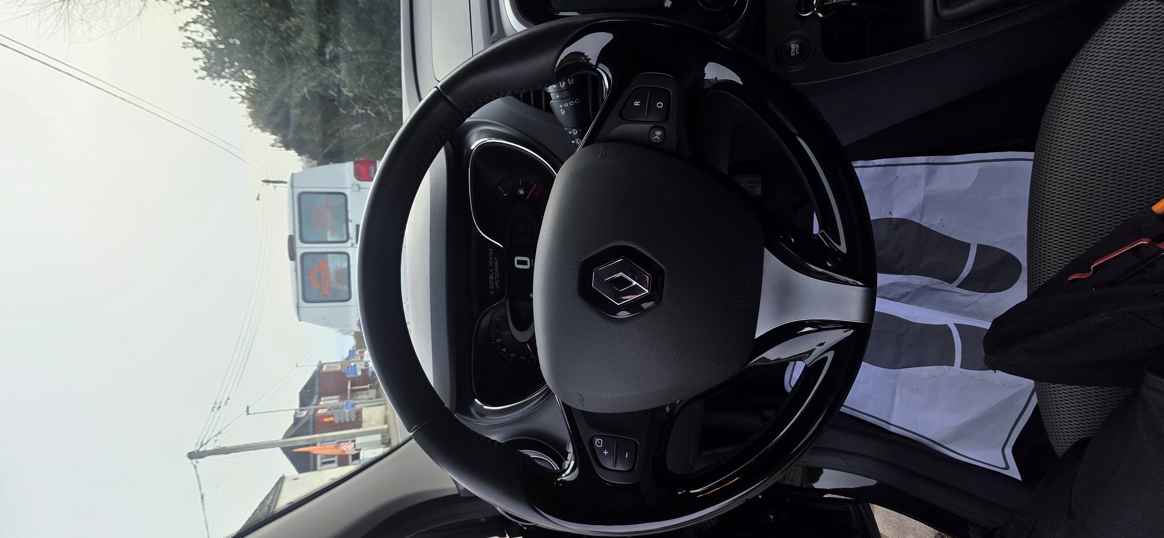 RENAULT CAPTUR image 3