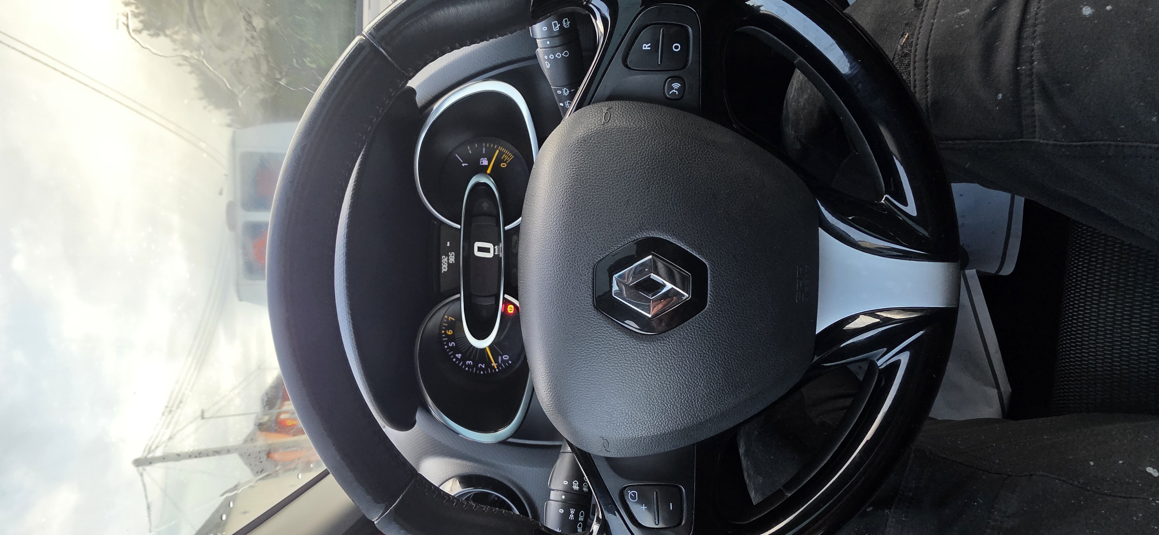 RENAULT CLIO  image 1